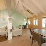 Luxury Penthouse With Lagoon View Terrace And Jacuzzi شقة بورانو